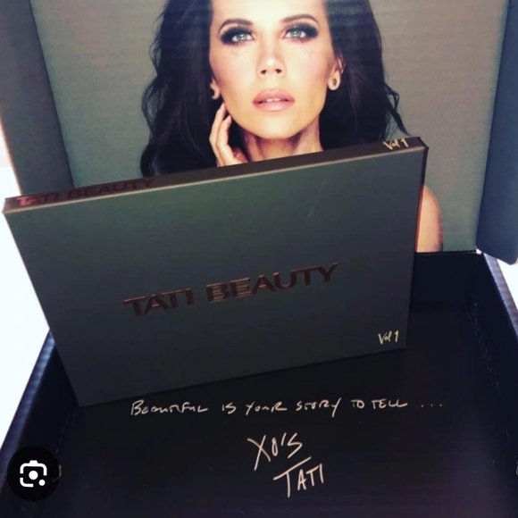 Eyeshadow Palette - Black - Picture 1 of 3